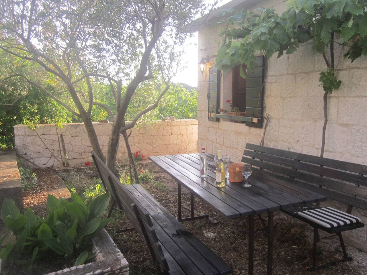 Foto 4 von 16: 1-Zimmer-Ferienwohnung mit Terrasse und Meerblick Okrug Donji, Ciovo A-13732-a