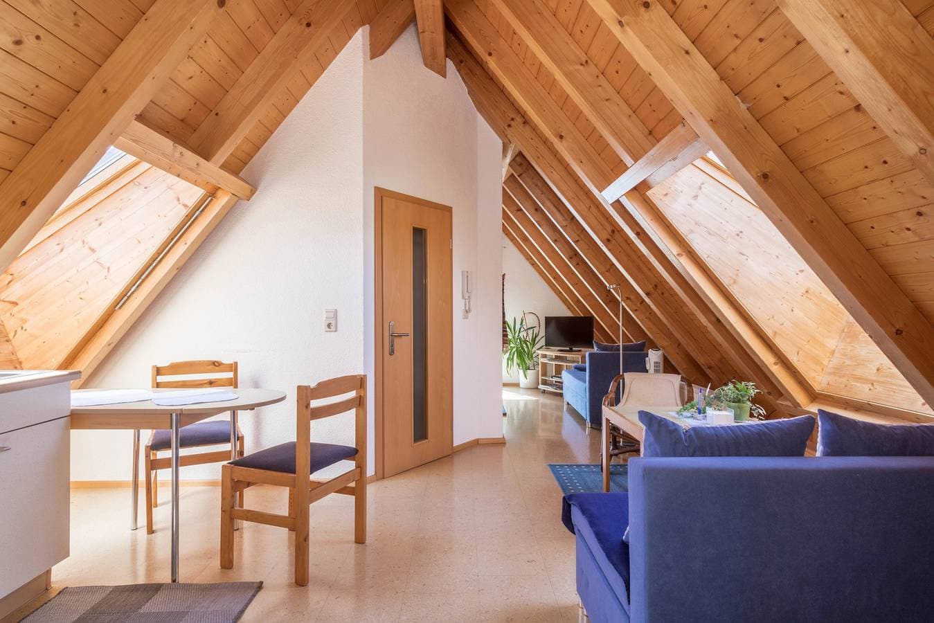 Foto 5 von 19: Gemütliche Ferienwohnung im Dachgeschoss "Haus Sonnenschein" mit WLAN, Terrasse & Garten