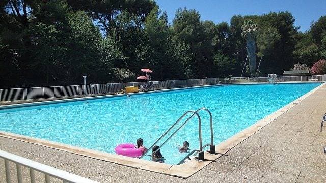 Apartment mit Meerblick in einem großen Anwesen mit Swimmingpool. 1