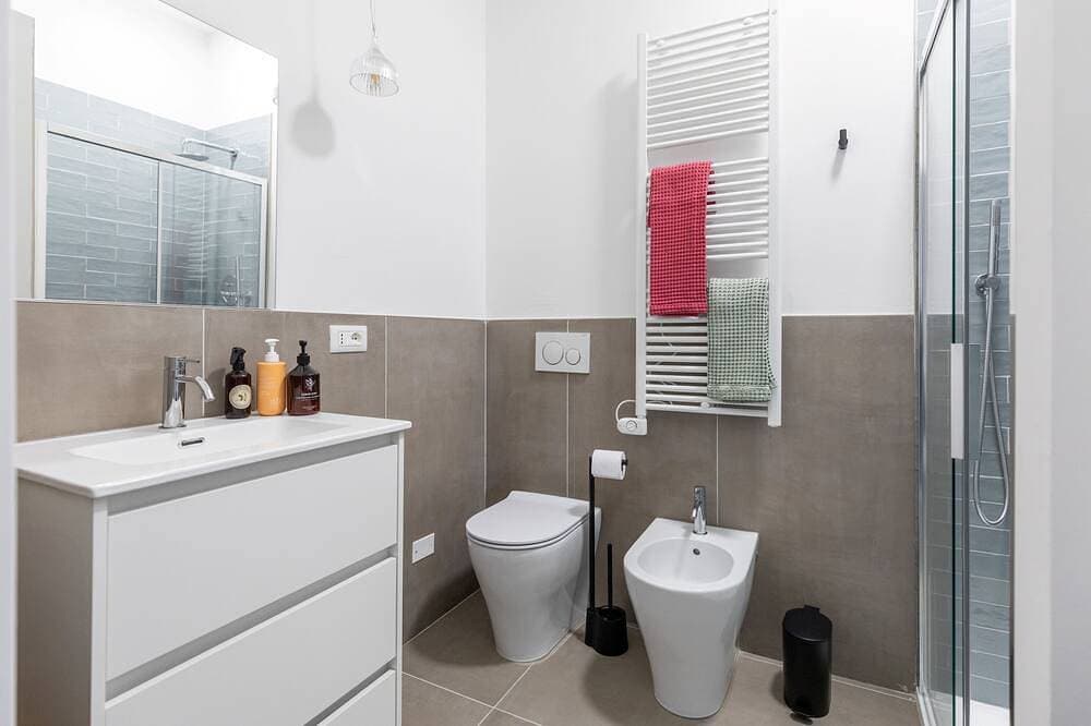 Foto 7 von 14: Three-room apartment of 58sqm, with two bedrooms and a bathroom on the fifth floor with elevator