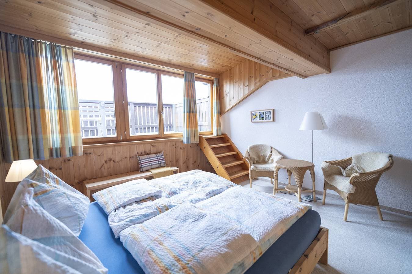 Foto 4 von 30: Chasa Rontsch Madlaina: Charmante 4.5 Zimmer-Dachwohnung mit Panorama-Aussicht mitten in Ftan