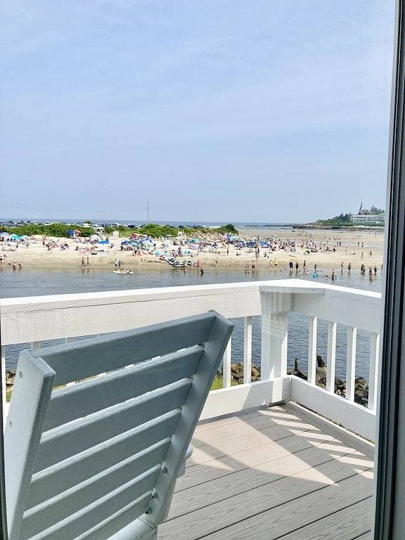 Foto 2 von 17: Ogunquit ocean front 1Br/1Ba with deck,  short walk to beach + center of town