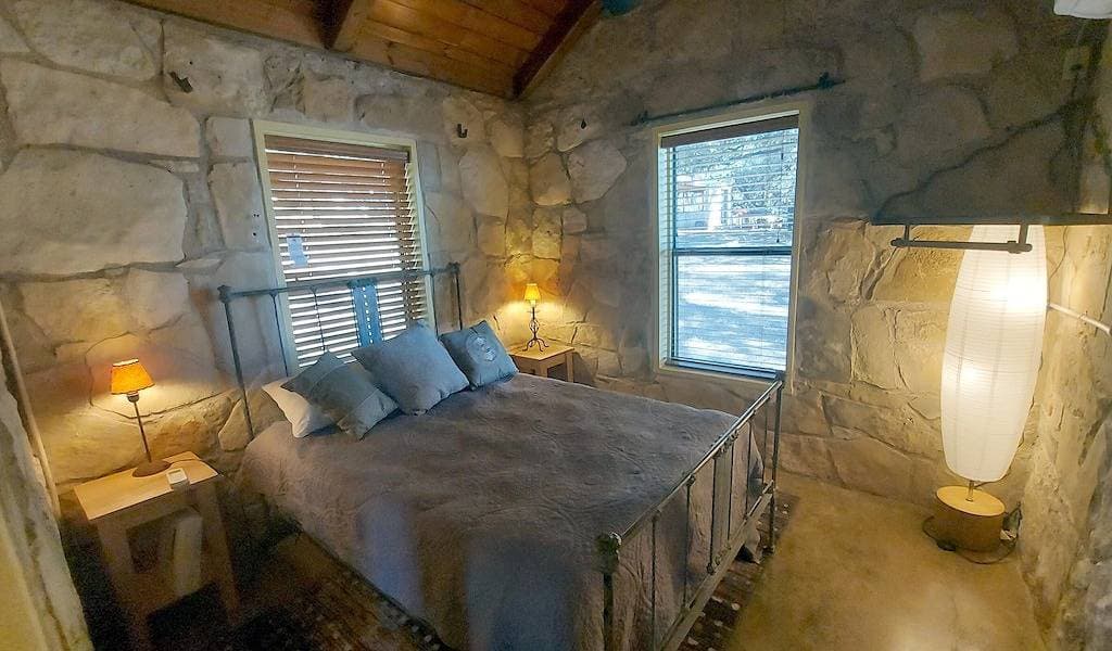 Foto 2 von 19: Gemütliche, private Steinhütte am Wasser an der Nordküste des Lake Travis