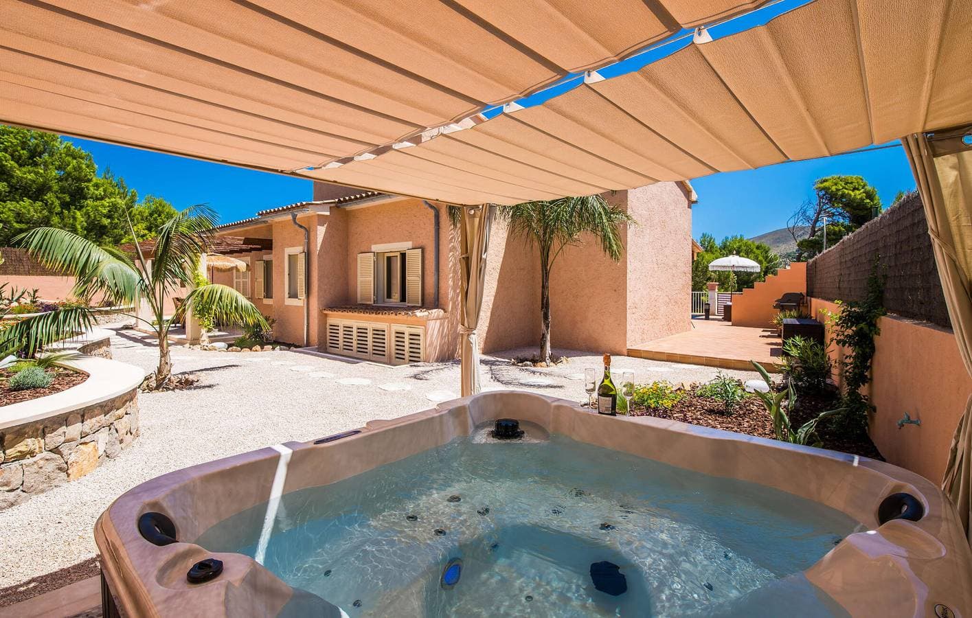 Foto 5 von 41: Apartment mit Meerblick, Pool, Küche und AC, 1,5 km von Cala Mitjana entfernt