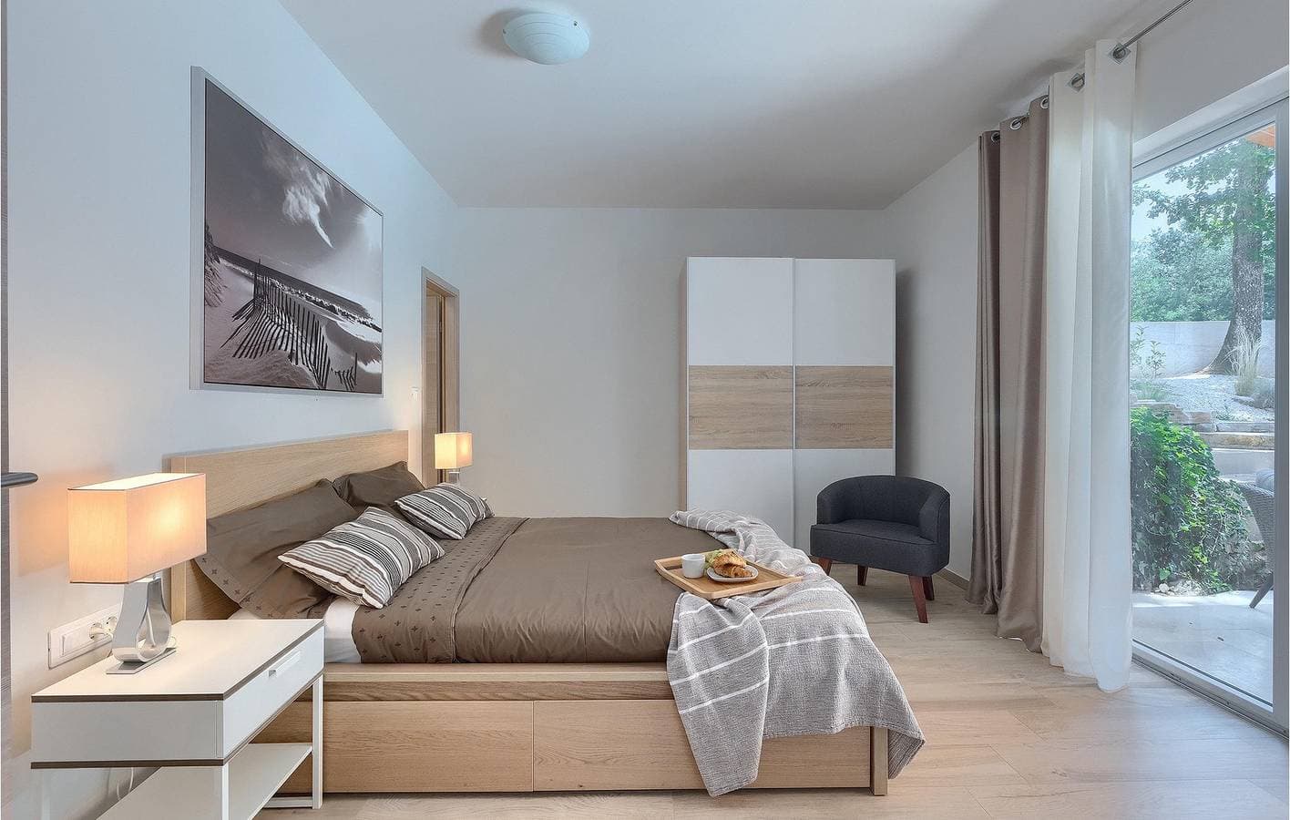 Foto 13 von 61: Geräumige 2-Zimmer-Wohnung mit Pool, WLAN und Parkplatz in der Nähe von Restaurants