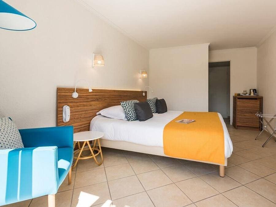 Foto 12 von 50: Pierre & Vacances Hôtel de l'Esterel - Zimmer 2 personen - Hotelzimmer - Doppelzimmer - Terrasse oder Balkon
