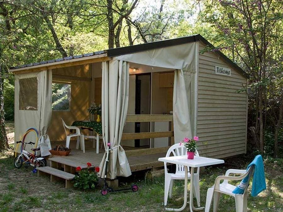 Foto 2 von 56: Camping Le Luberon | Pausado - Bungalow 4 personen - Cottage Capucine 4p Ohne Sanitären