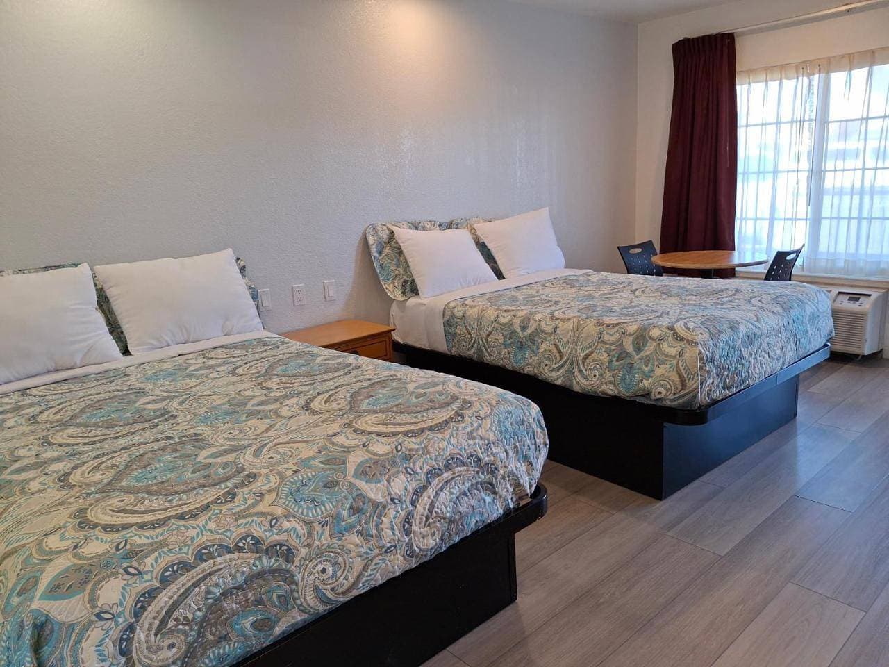 Foto 12 von 13: Double Room with Two Double Beds - Smoking