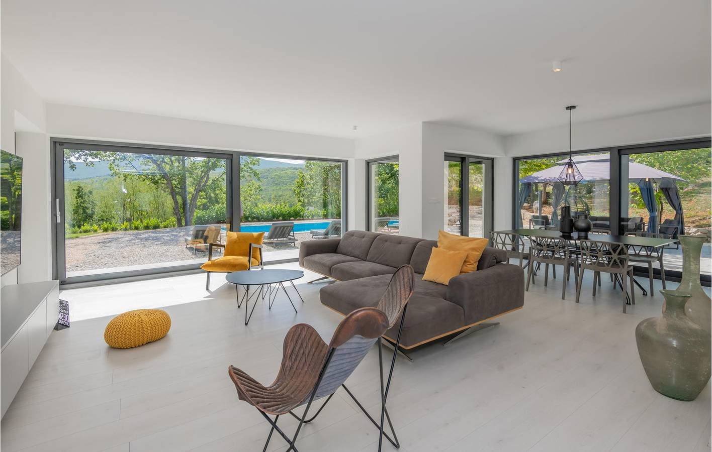 Foto 8 von 43: Charmante 230 m² große Wohnung mit Pool und Garage, 1,5 km vom Fluss Sija entfernt
