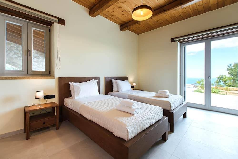 Foto 2 von 30: Villa Kalithea, with indoor heating pool, unlimited sunset views to the ocean.