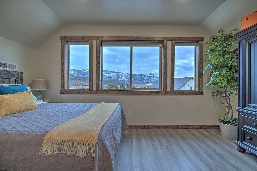 Foto 9 von 28: Custom Studio Apartment with Mountain Views and Garage Parking!