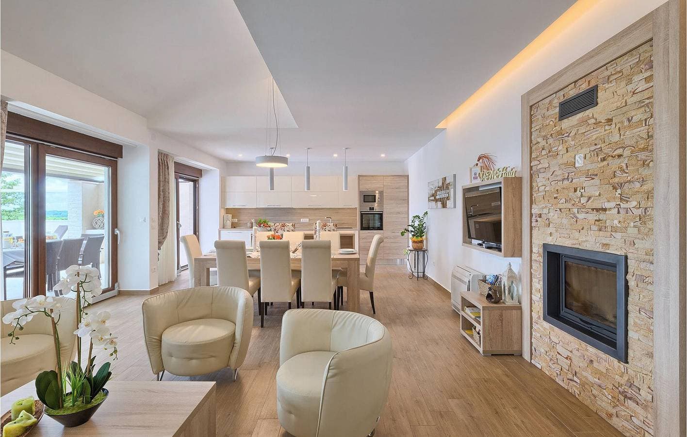 Foto 7 von 61: Geräumige 280 m² große Wohnung mit Pool, WLAN, Klimaanlage und Parkplatz