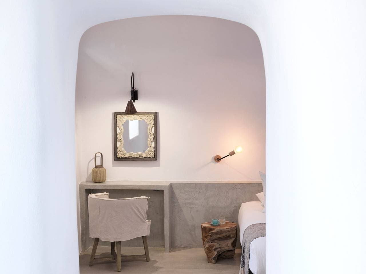 Foto 10 von 22: Luxury Santorini Villa | Villa Elysian Tria | Private Plunge Pool | Sea & Village View | 1 Bedroom | Oia