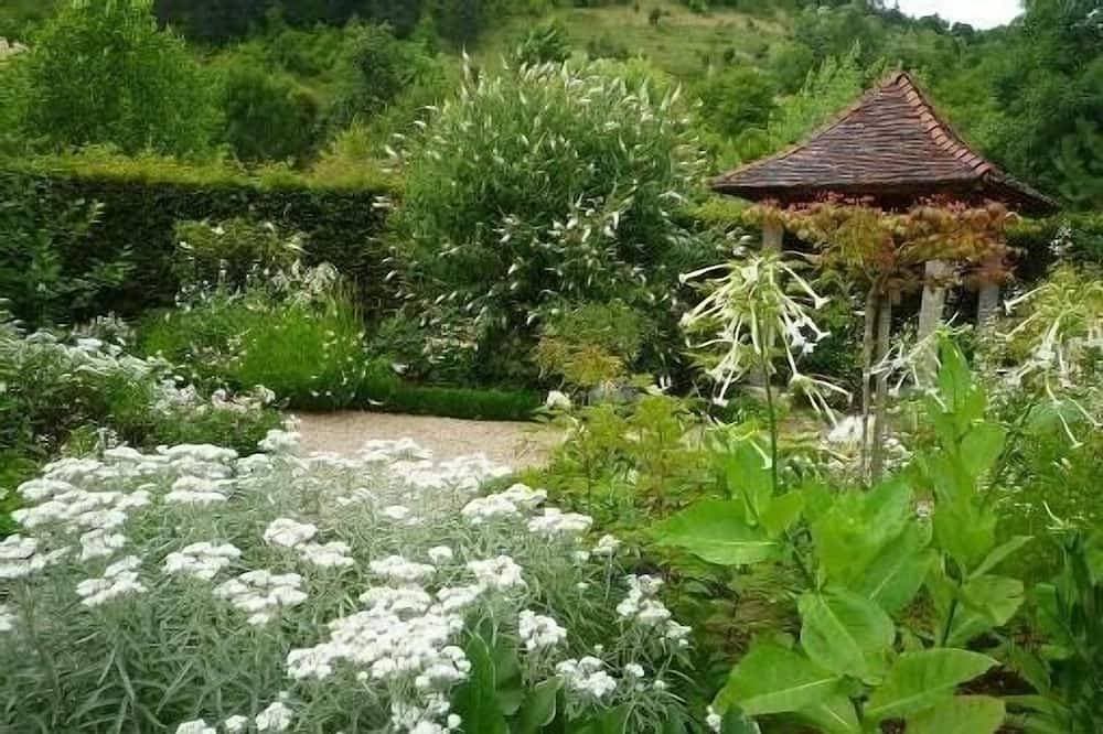 Foto 9 von 12: Unterkunft: restaurierte Mühle aus dem 15. Jahrhundert umgeben von einem wunderschönen 2 Ha großen Garten.