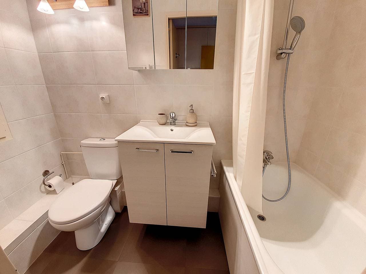 Foto 6 von 12: Studio ideal gelegen an den Pisten Les Menuires, 2 Pers, Südbalkon, kostenloses Parken