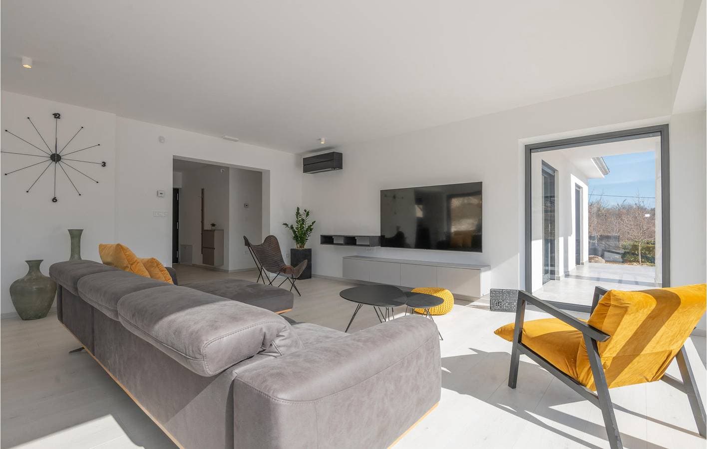Foto 9 von 43: Charmante 230 m² große Wohnung mit Pool und Garage, 1,5 km vom Fluss Sija entfernt