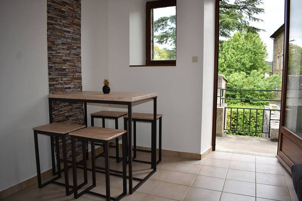 Foto 12 von 12: Studio Avec Piscine 10 min à Pied de la Rivière et 5 min du Centre