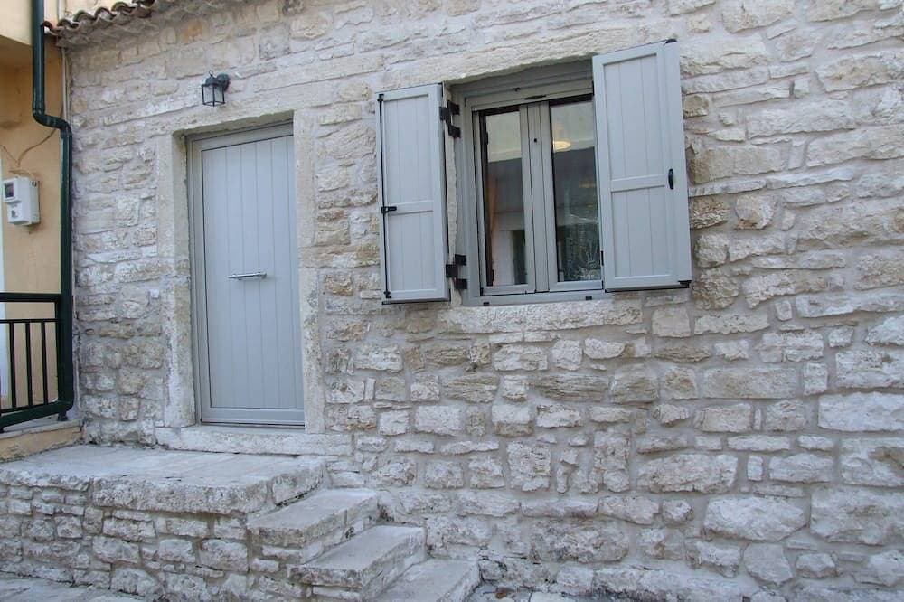 Foto 8 von 24: Ein schönes Steinhaus am Strand mit einem großen Garten und Hof in Lakka Paxos.