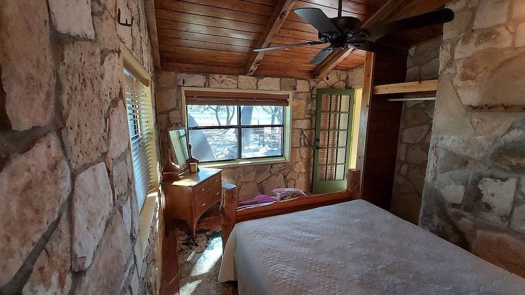 Foto 4 von 19: Gemütliche, private Steinhütte am Wasser an der Nordküste des Lake Travis