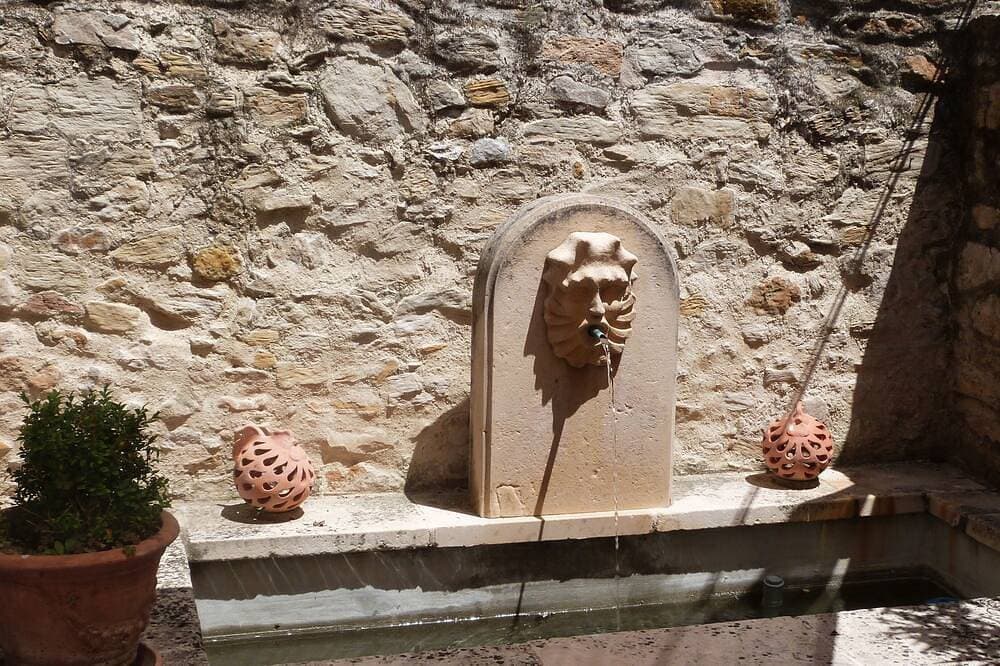 Foto 10 von 30: Cottage, in der Nähe von Aix en Provence, mit sonniger Terrasse und Springbrunnen