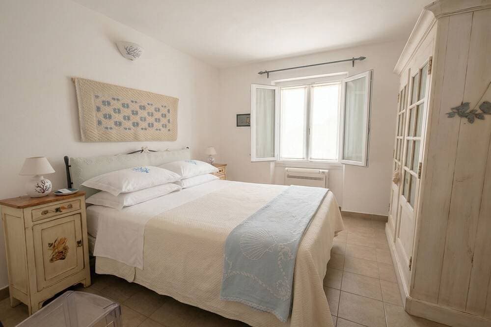 Foto 2 von 30: ClickSardegna - Villa Horizon mit Whirlpool und Blick auf die Bucht der Nymphen