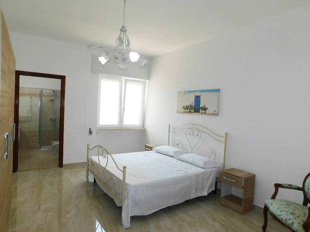 Foto 10 von 13: Two-room apartment in the center of Torre San Giovanni with balcony facing the sea. Zentrale Zwei-Zimmer-Wohnung am Meer mit Balkon, Meerblick und Klimaanlage