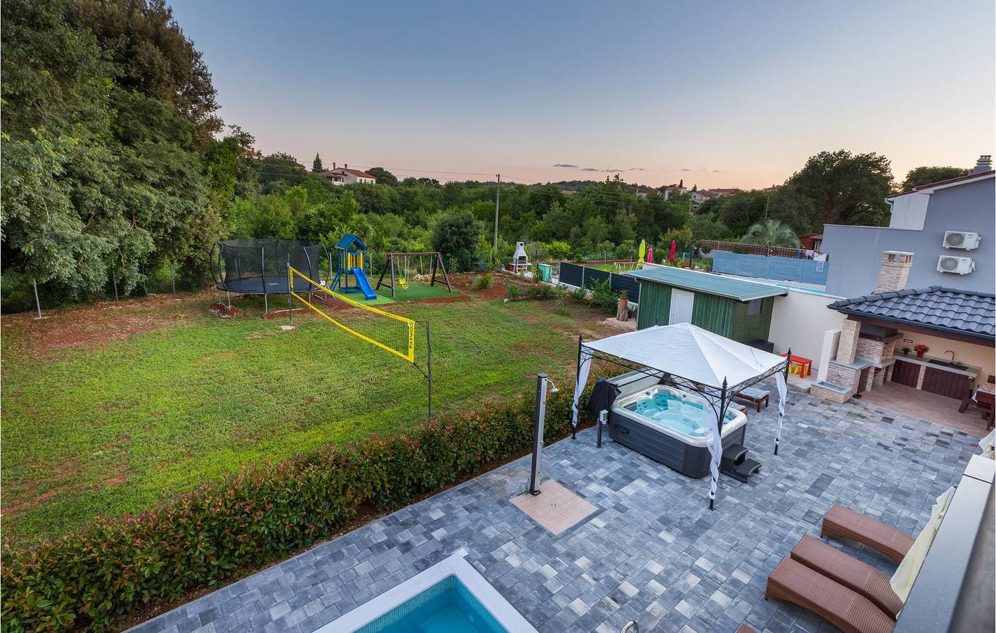 Foto 11 von 68: Geräumige Ferienwohnung mit Pool, WLAN und Parkplatz – 1,5 km vom Strand entfernt