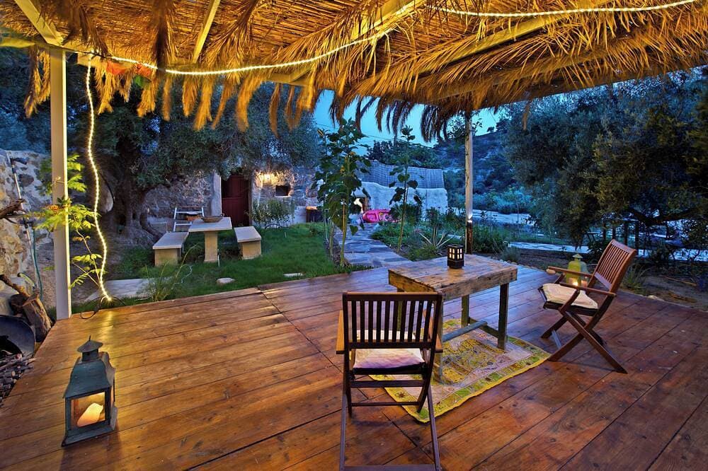 Foto 13 von 18: \"Kelari\"  300 years old cottage \"Natura cottages\" with sea view  shared garden