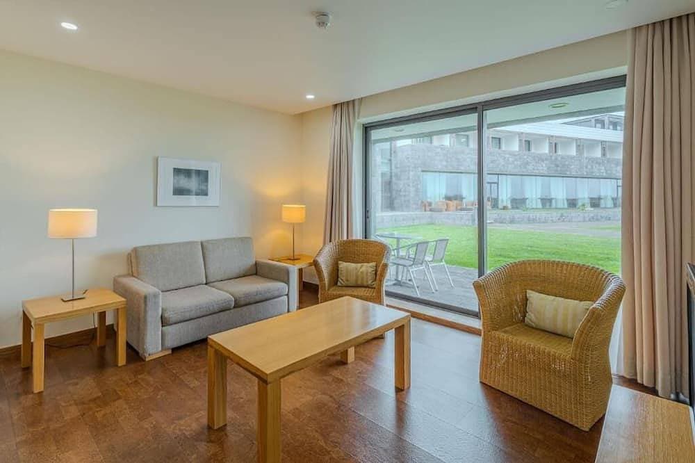 Foto 8 von 30: Relaxing Island Getaway in Santa Cruz w/ Ocean Views, Outdoor Pool & Gym Access