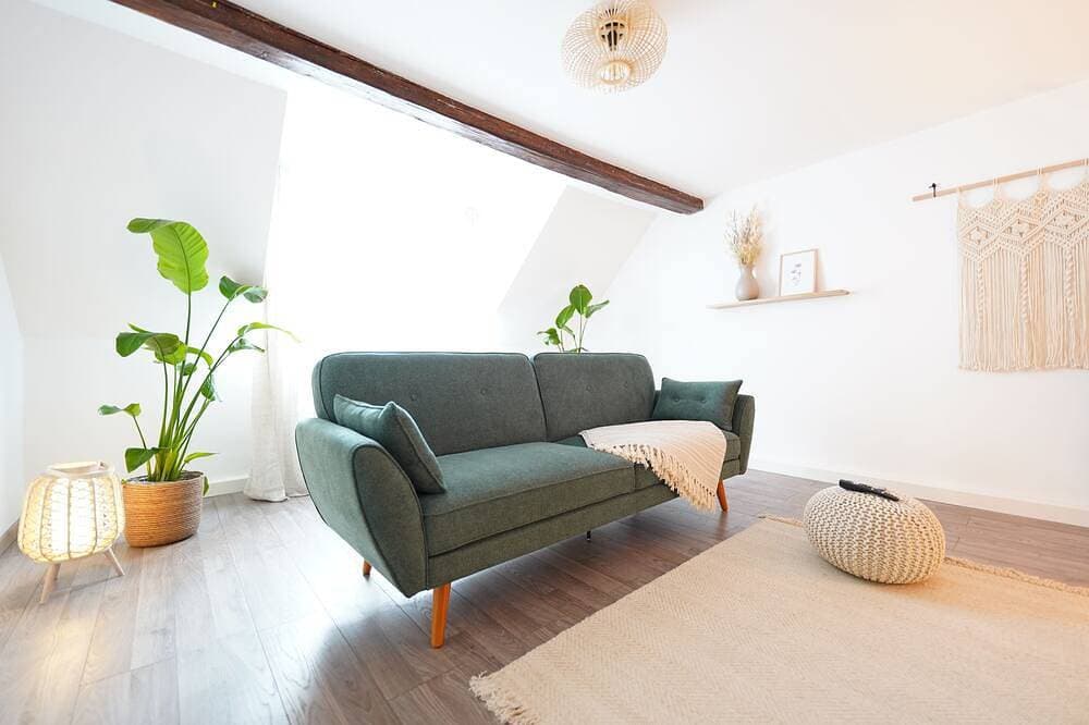 Offene, gemütliche Dg-Etage in Haus - Mit Wohnzimmer, gr. Bad, Wifi, Netflix 1