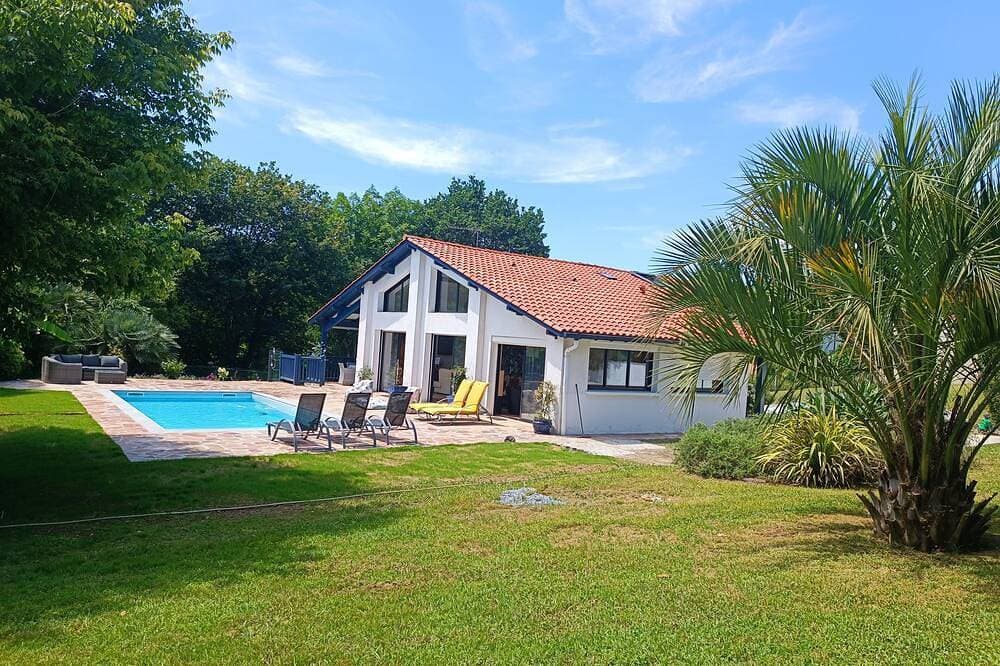 Geräumige Wohnung in einer Villa mit Beheiztem Privatpool, Garten 2500m² 1