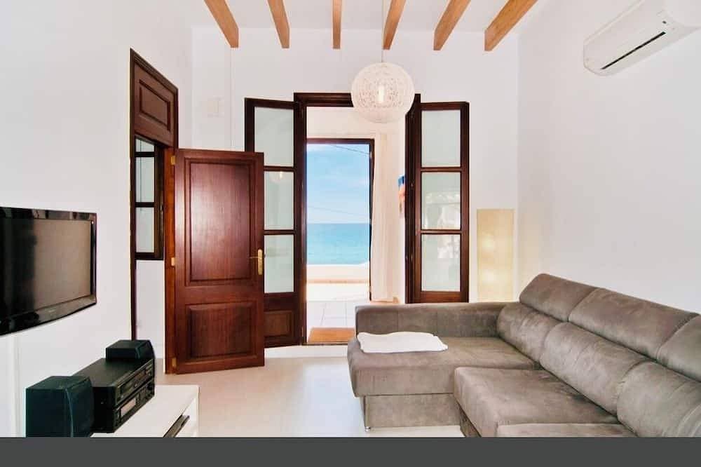Foto 11 von 30: Seafront Villa Sa Pedrus