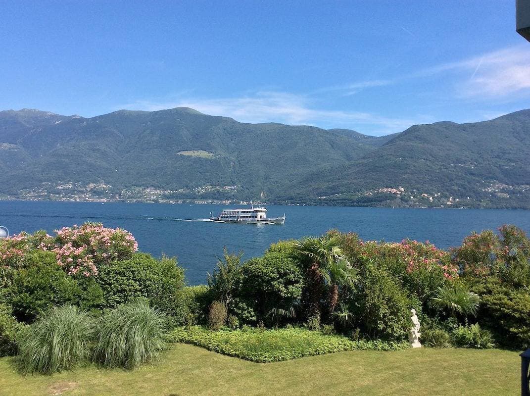 Foto 2 von 44: Ferienwohnung am Ufer des Lago Maggiore, grosse Terrasse mit Seeblick und Seezugang