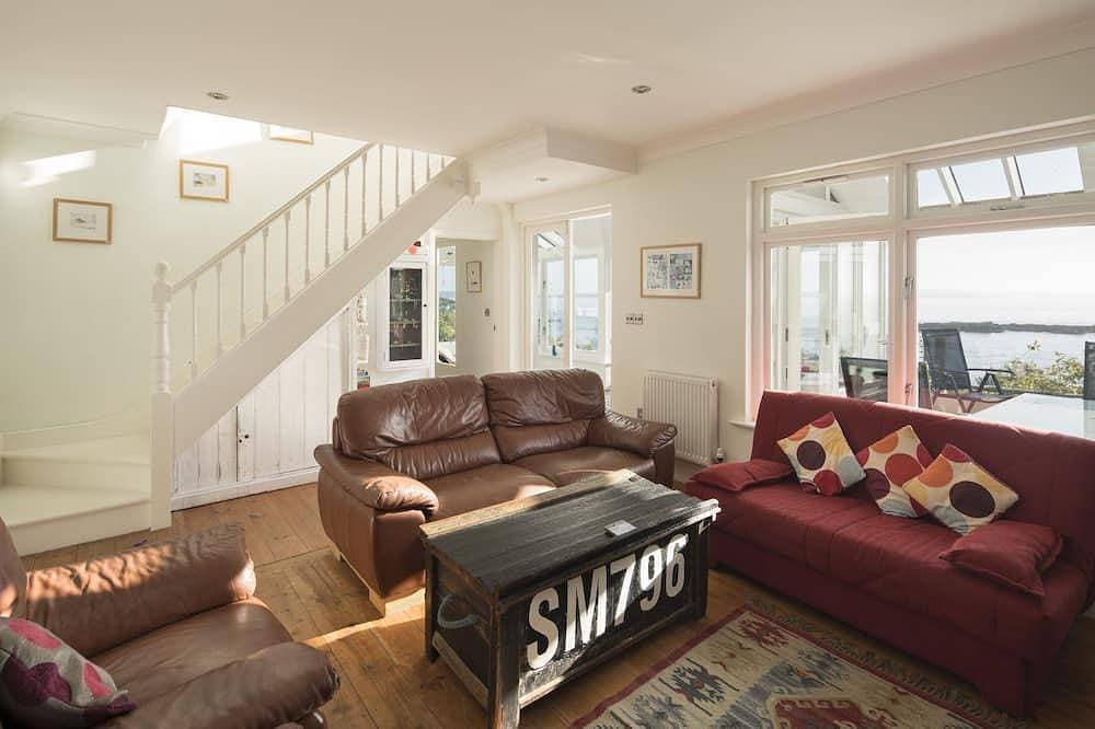 Foto 13 von 30: Spectacular panoramic sea views of Mounts Bay from this light filled home