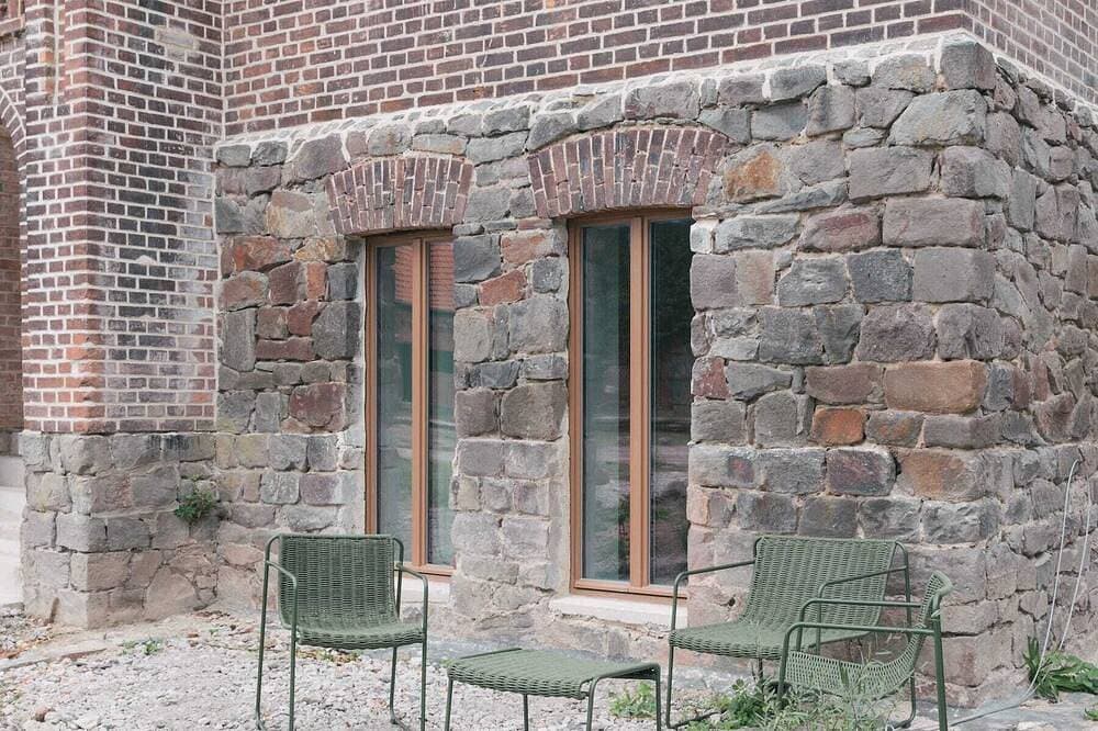 Foto 9 von 30: Gartengeschoss Ost: Kaminofen und Terrasse im Südosten