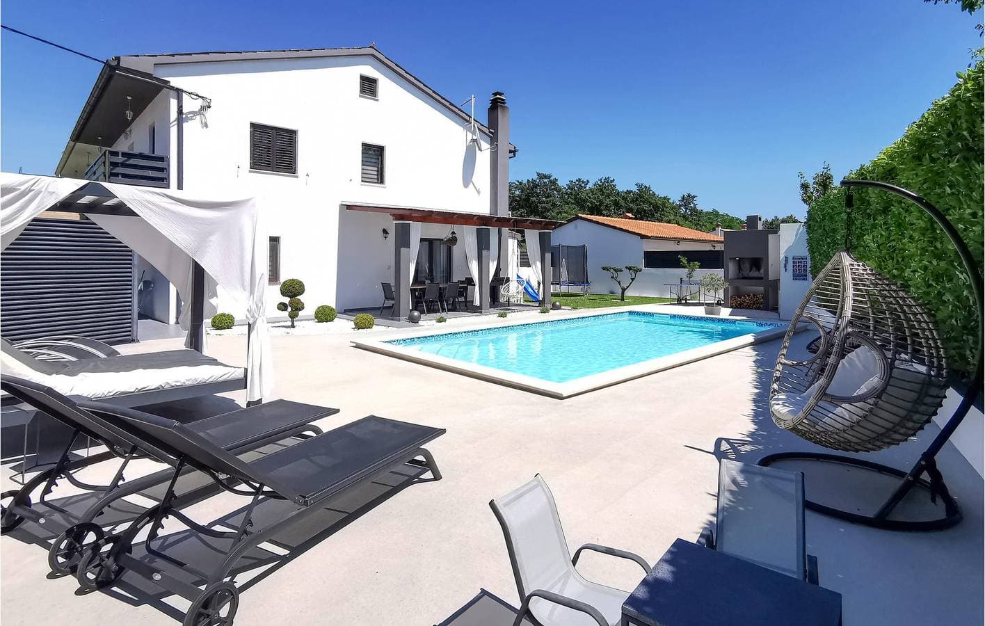 Foto 3 von 40: Charmante Unterkunft, 2,5 km vom Stadtzentrum entfernt: Rückzugsort am Pool mit WLAN und Terrasse