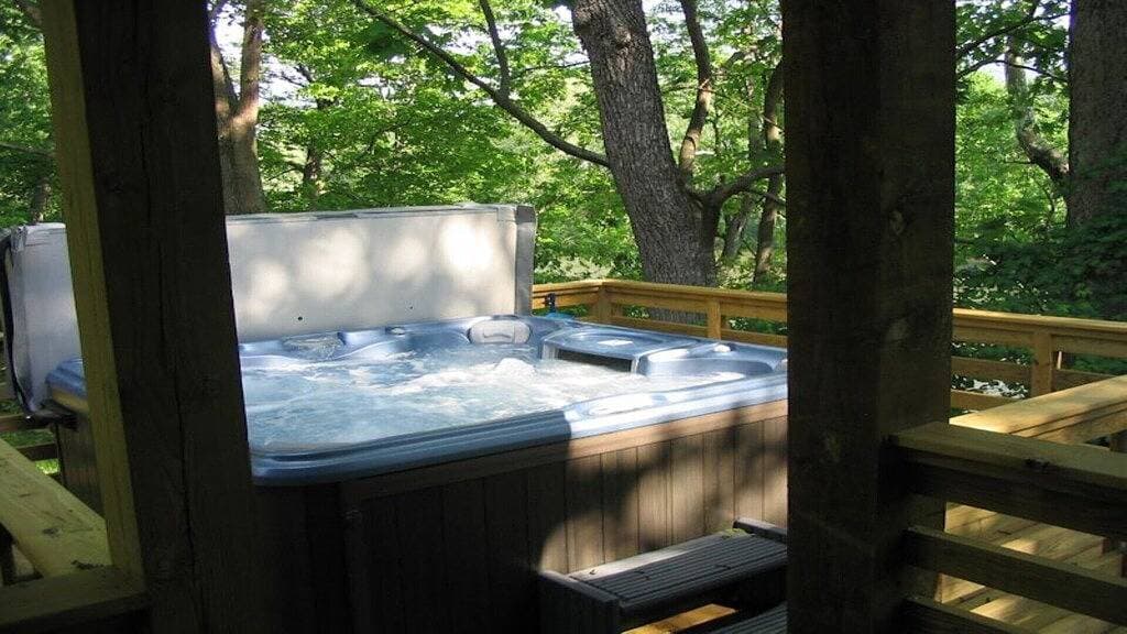 Foto 13 von 32: Vintage River Cabin, Log, Riverfront, Kamin, Dock, Whirlpool, Oberlichter, Charme