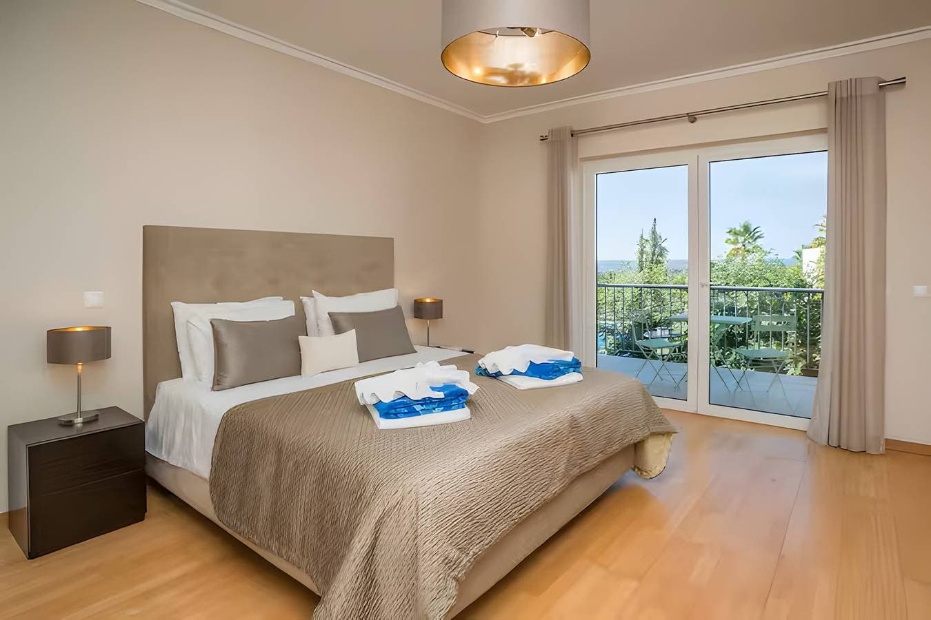 Foto 10 von 19: Geräumiges familienfreundliches 3-Zimmer-Stadthaus mit Terrasse & Pool