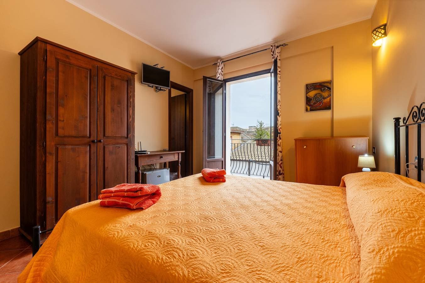 Foto 8 von 25: Zimmer 'B&B San Domenico – Comfort Doppelzimmer' mit Balkon, WLAN und Klimaanlage