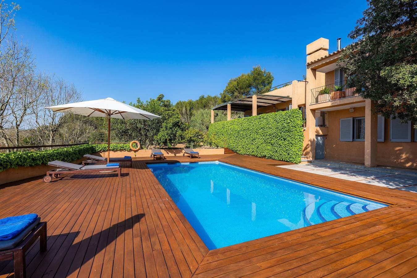 Foto 7 von 47: Charmantes Landhaus mit großem Garten mit Bergblick, Pool, WLAN und Terrassen