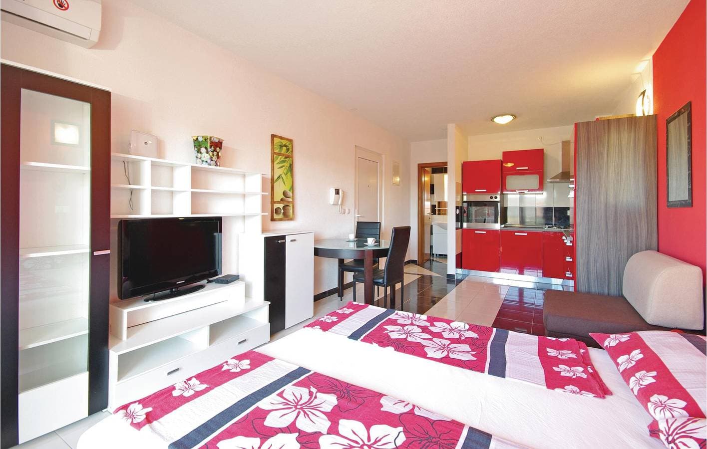 Foto 3 von 18: Gemütliche Ferienwohnung mit WLAN und Terrasse, 800 m von der Küste in Makarska entfernt