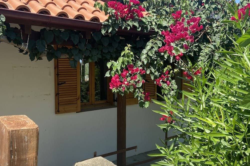 Foto 10 von 30: Quiet 2 bedroom air-conditioned villa with private pool, patio and roof terrace