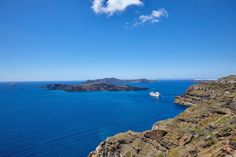 Foto 13 von 26: Wonderful Santorini Suite | Suite Azzurro | Private Heated Pool & Caldera View.
