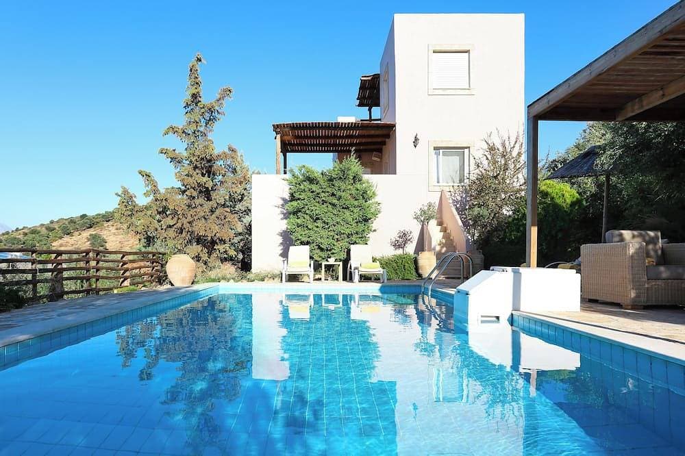 Traditional villa in a serene environment with amazing sea view in Listaros 1