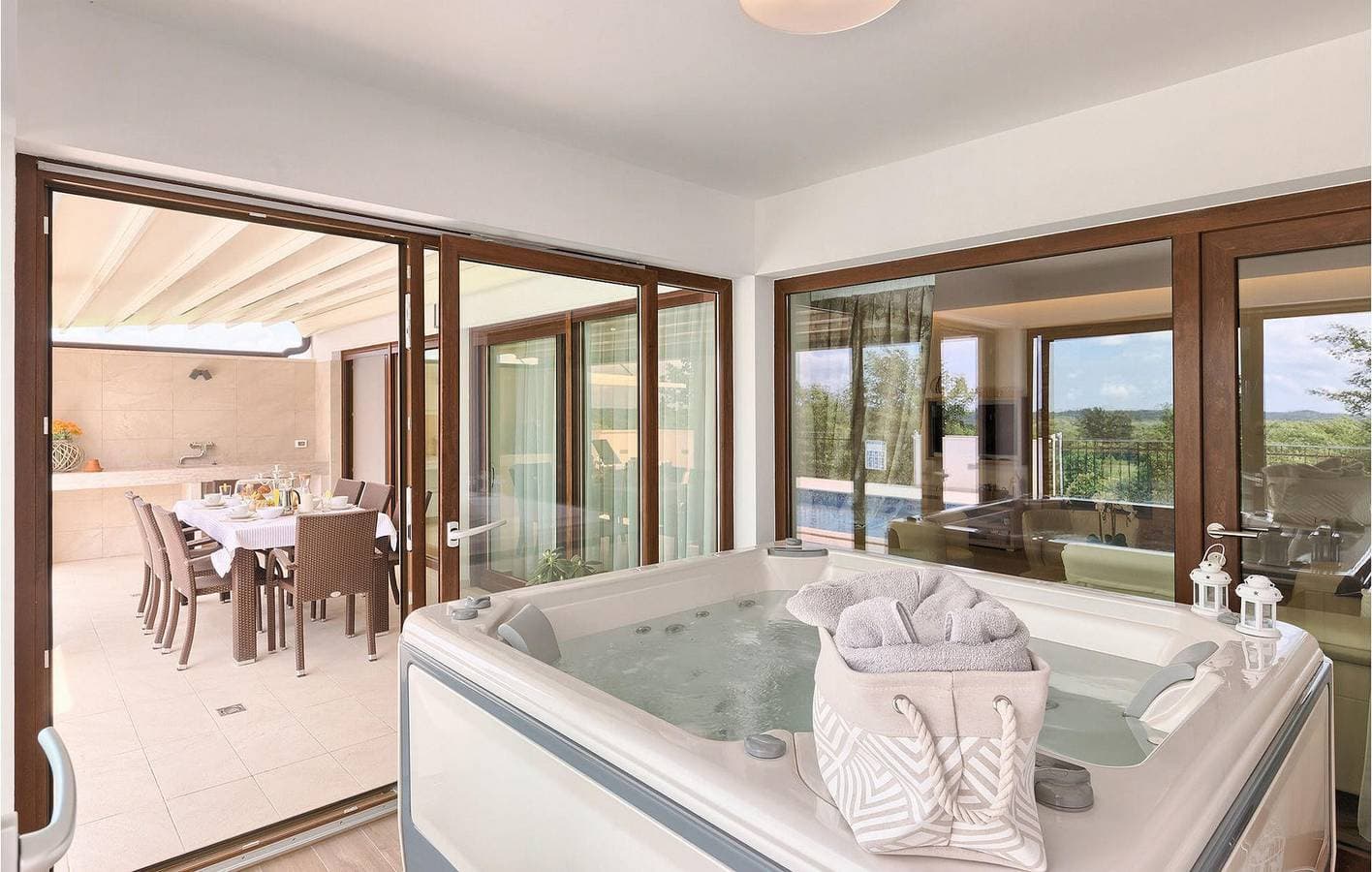 Foto 13 von 61: Geräumige 280 m² große Wohnung mit Pool, WLAN, Klimaanlage und Parkplatz