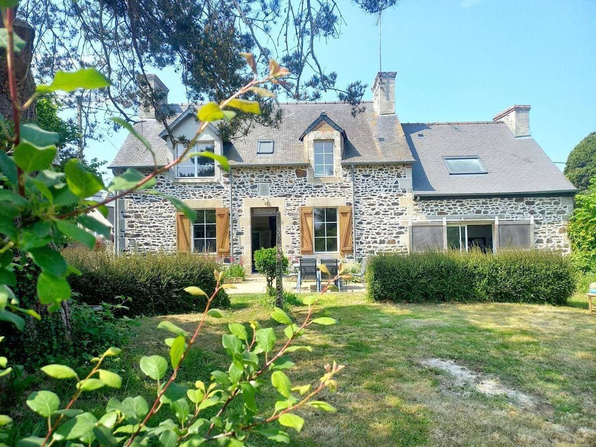 3 kms de Binic maison en pierres 4 chambres jardin 1