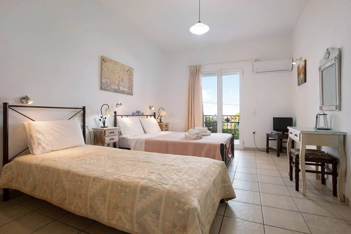 Yiannis Studio 4 1
