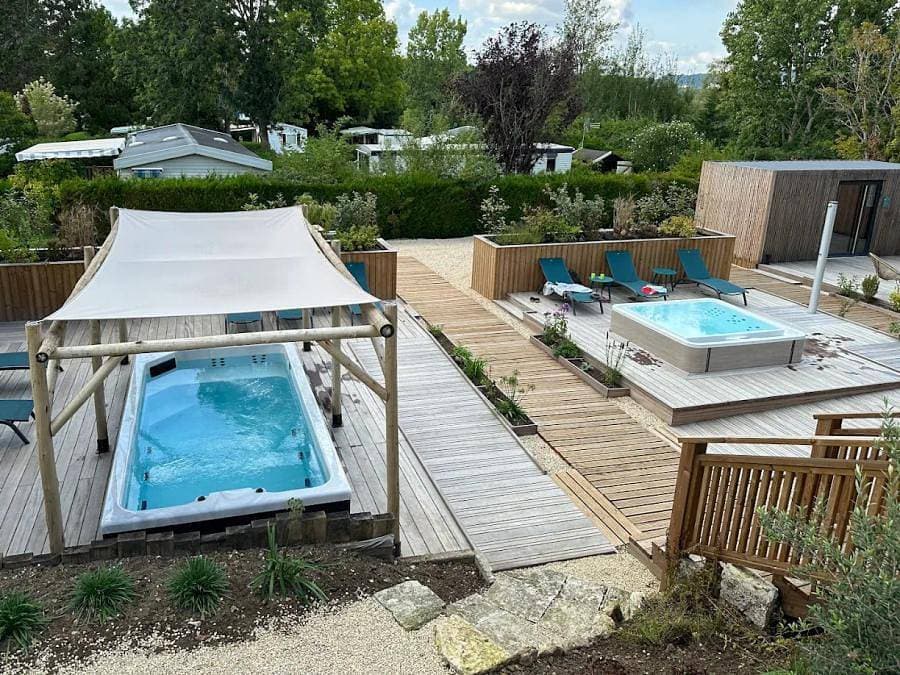 Foto 8 von 28: Camping Chateau de Bouafles - Mobilheim 4 personen - Premium Bord de Seine - 194 - 2 Schlafzimmer