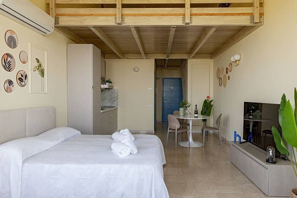 Foto 7 von 20: The recently renovated apartment is a small gem, perfect for two guests. The interiors are modern, thoughtfully designed, and finished with great attention to detail to ensure maximum comfort. It features a cozy double bedroom, a bright living area with