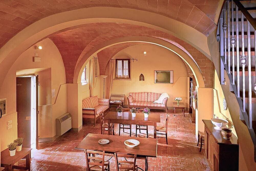 Foto 8 von 19: Casa Ramisia G: A characteristic and welcoming two-story ancient tuscan country house surrounded by a wonderful park, with Free Wi-Fi.